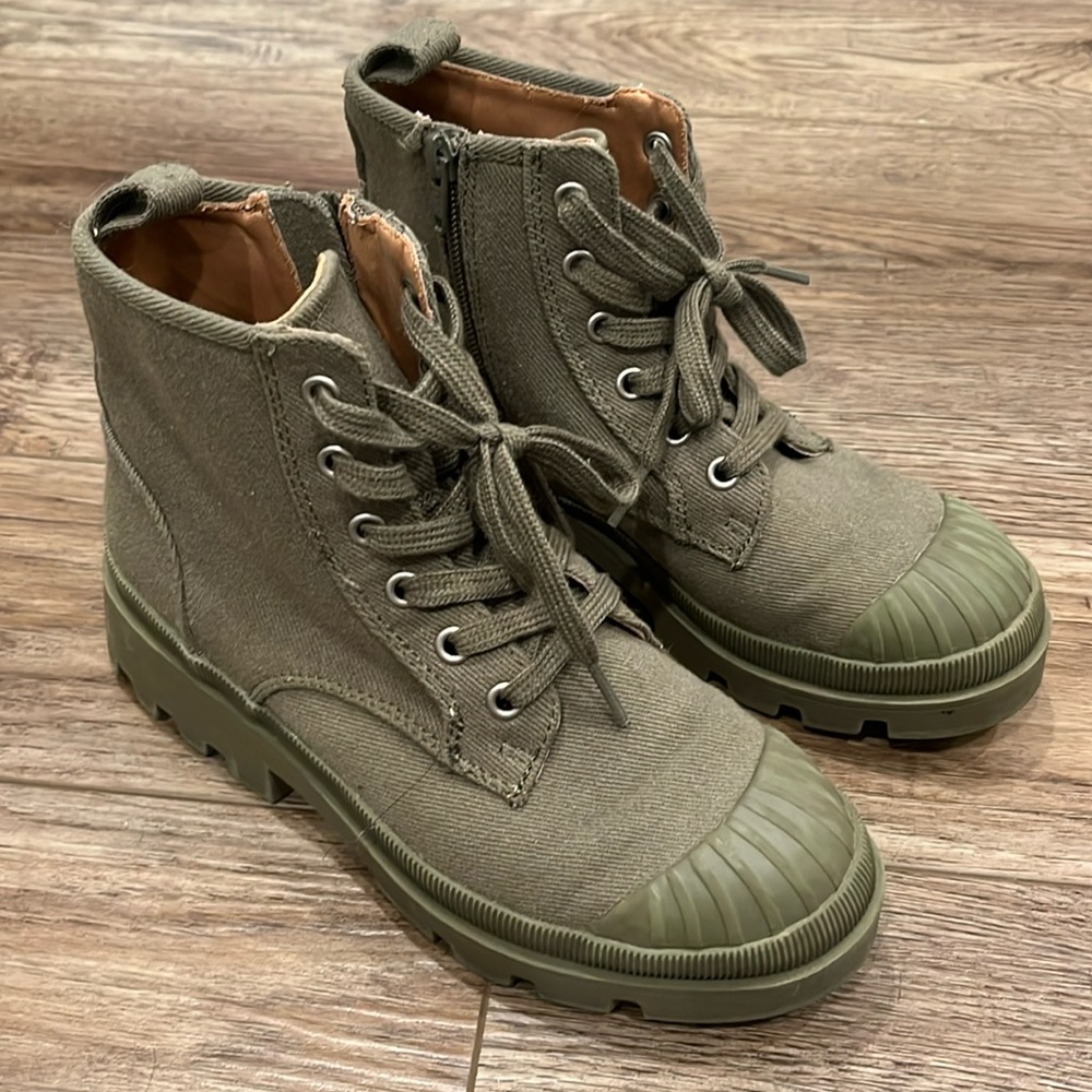 Universal Thread Green booties